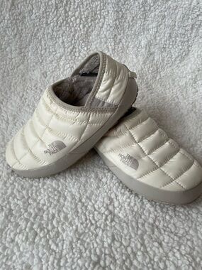 The North Face Women's White ThermoBall Traction Mule V Slippers Size 5